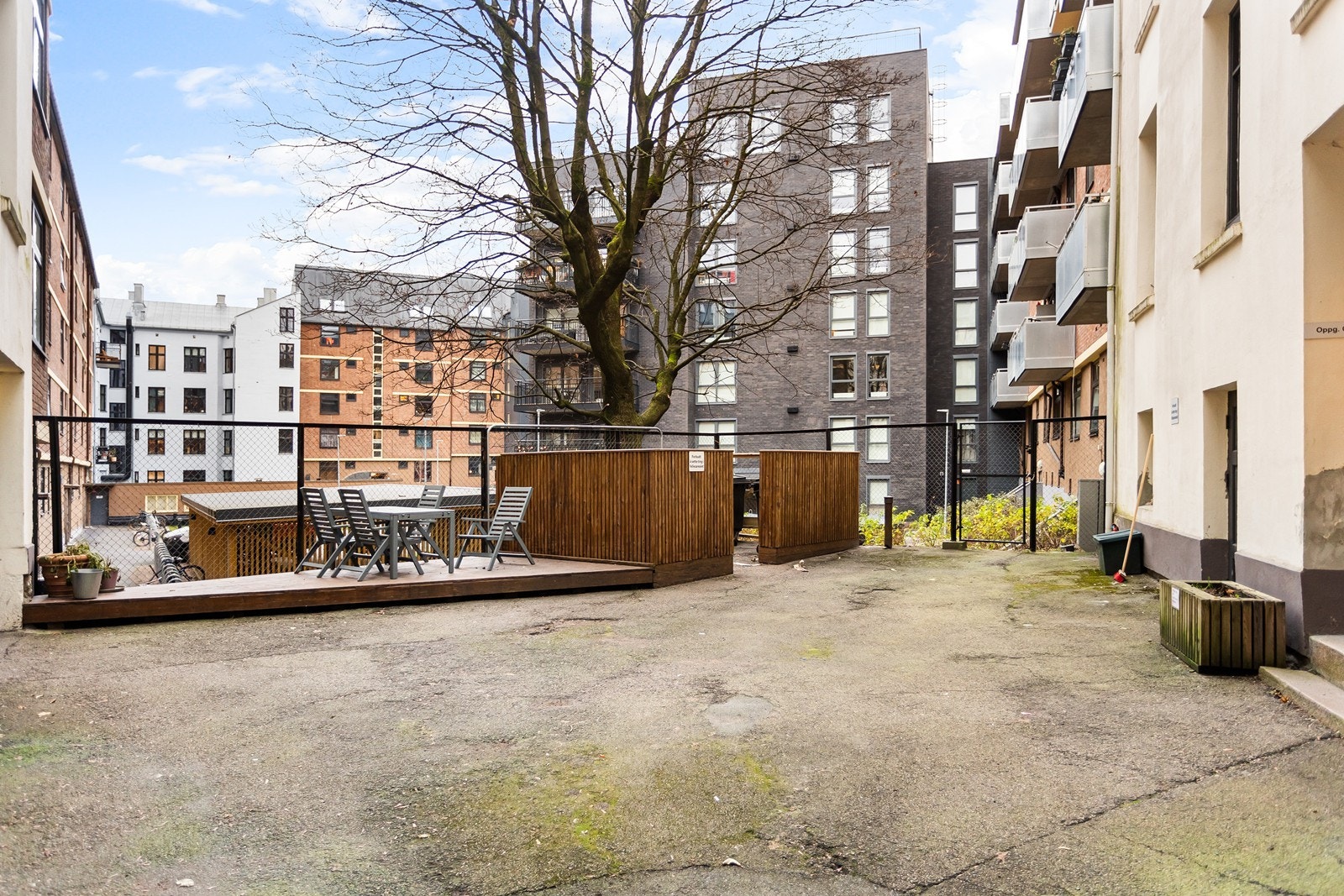 Bakgård med sitteplasser og skjermet avfalls sone. Galleribilde