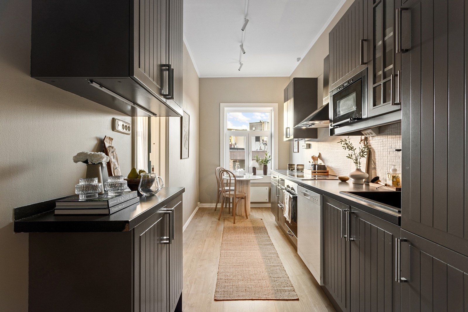 Kjøkkenet er fra Ikea, og har god plass til lagringsplass i skap og skuffer. Galleribilde