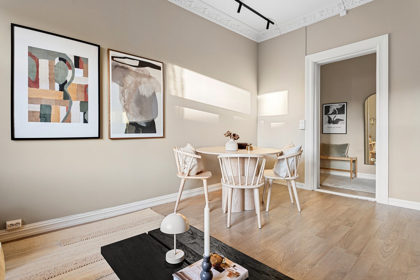 Stuen er romslig, og har god plass til sofa og spisebord. Galleribilde