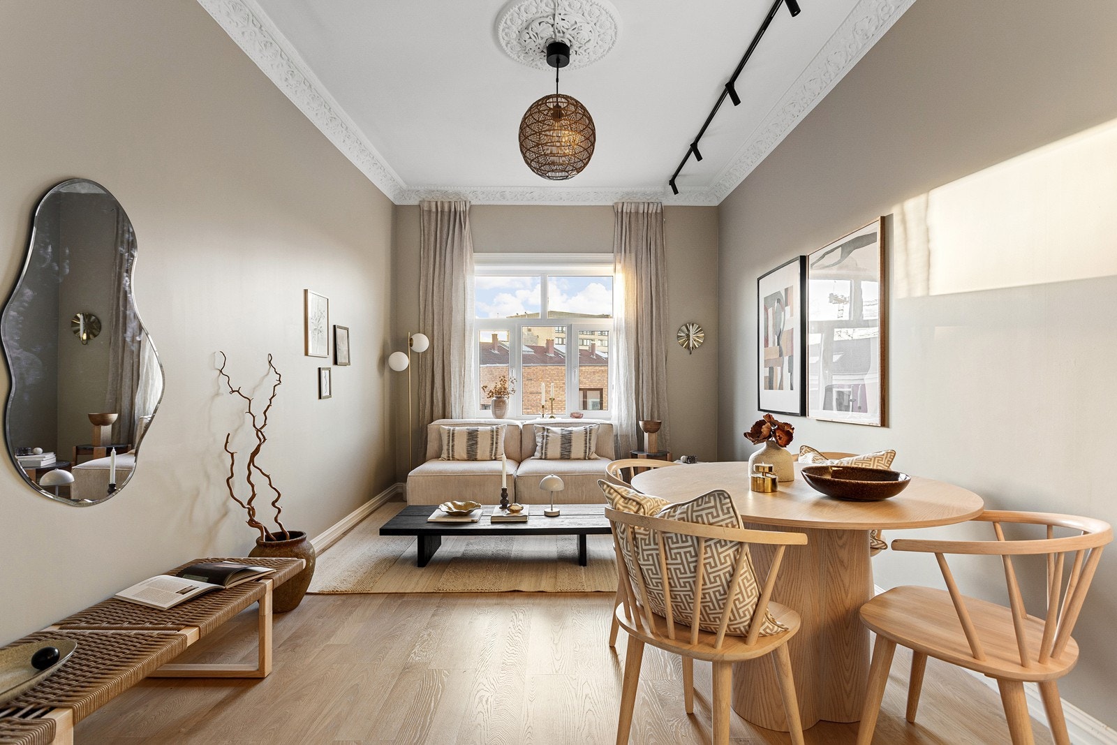 Innvendig oppleves boligen som lys og luftig med god takhøyde på hele 2,93 meter, store vindusflater og klassiske detaljer som stukkatur og rosett. Galleribilde