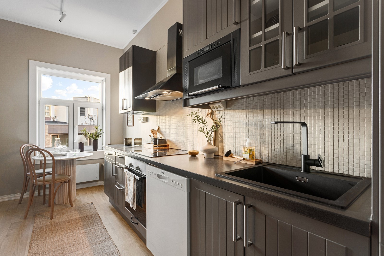 Hyggelig spisekrok i enden av kjøkkenet. Galleribilde