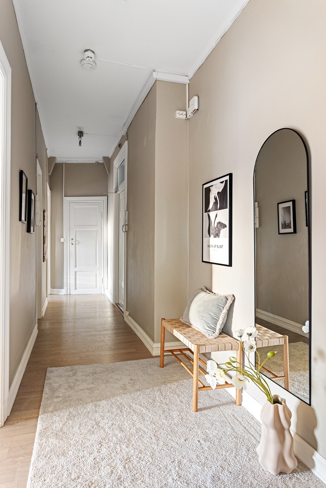 Entreen har plass til garderobeskap. Galleribilde