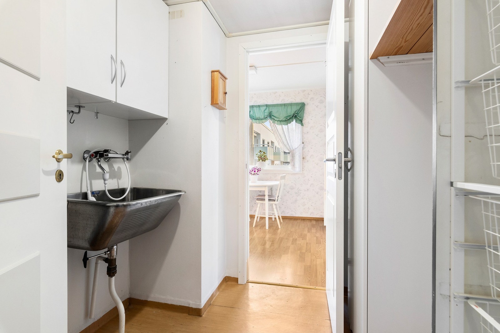 Meget praktisk vaskerom/grovkjøkken/lagringsbod i tilknytning til kjøkkenet. Dette vil du sette stor pris på. Galleribilde