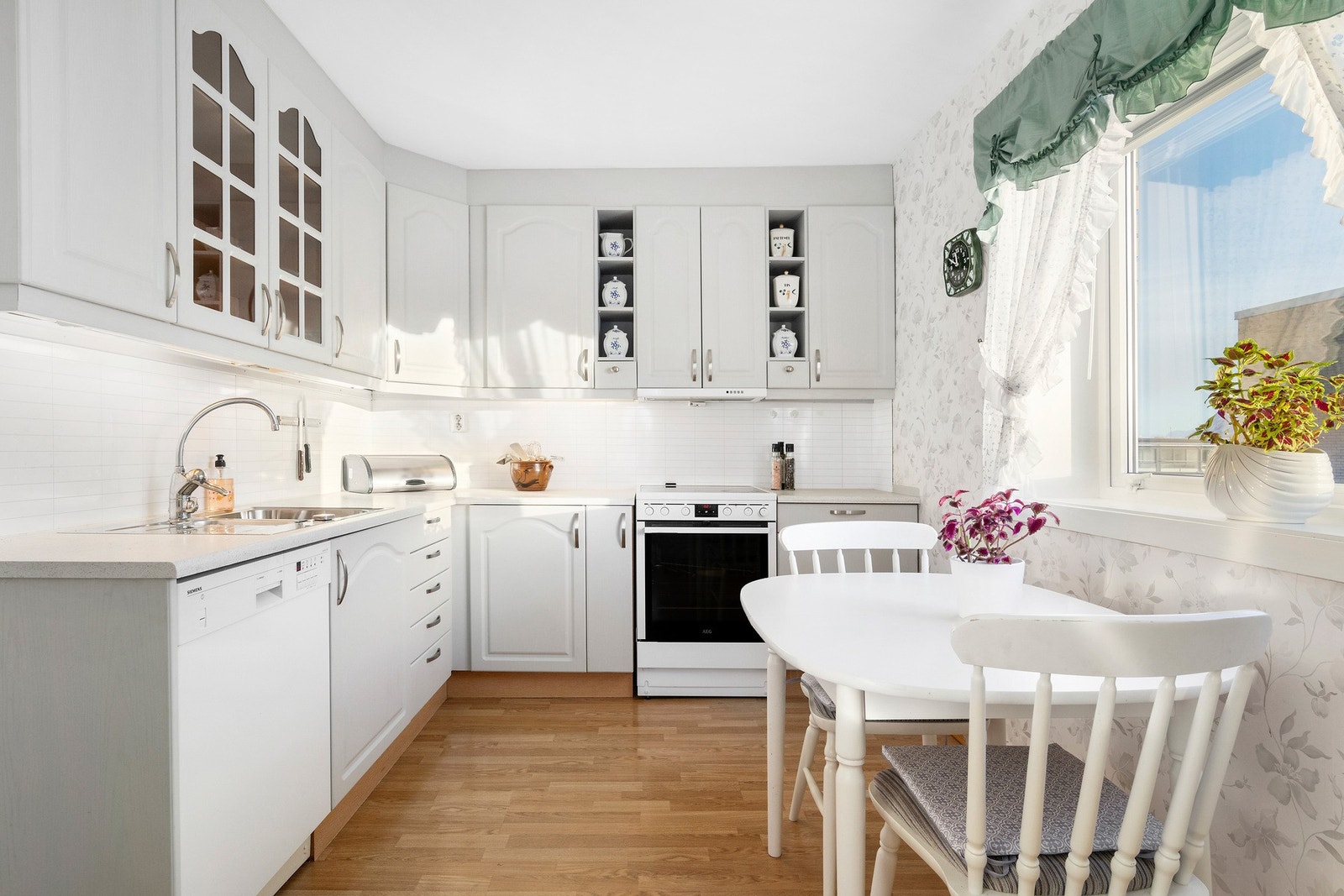 Kjøkkeninnredning med profilerte fronter fra ca 2016. Galleribilde