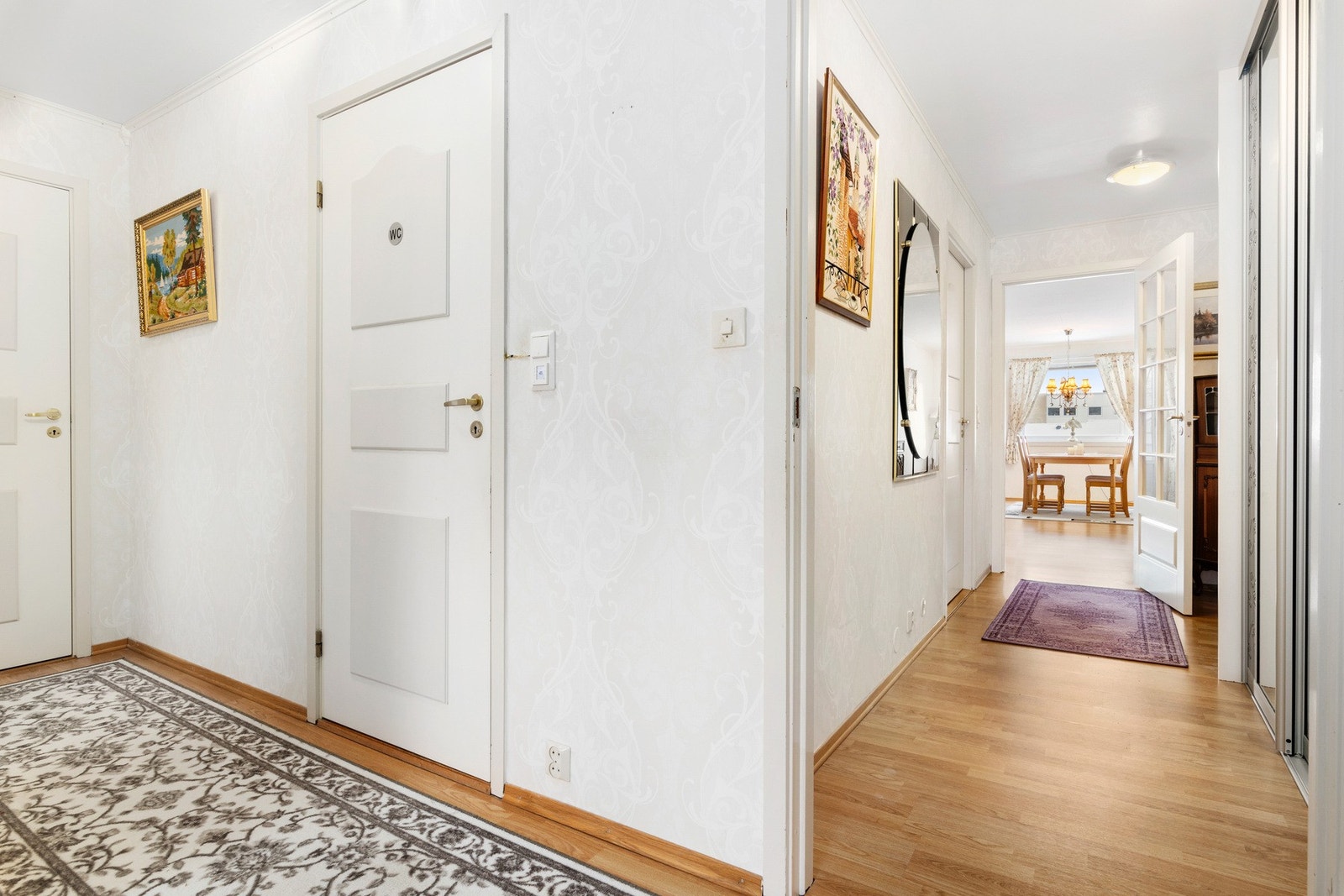 Til høyre skimtes skyvedørsgarderobe. Leiligheten har adskilt bad og WC rom Galleribilde