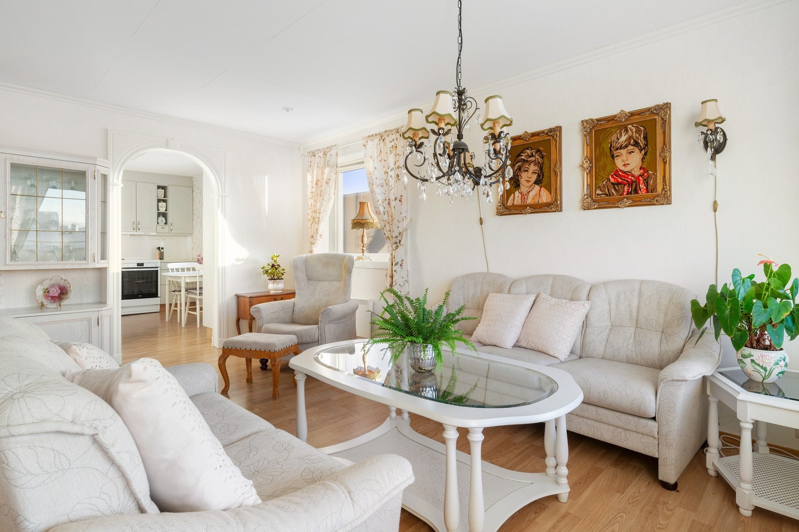 Stua er romslig og har lysinnslipp både fra sør og fra vest. Galleribilde