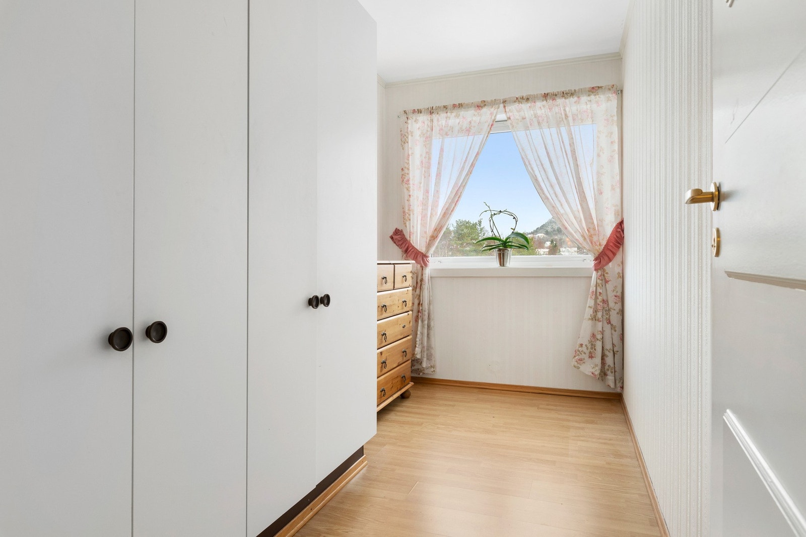 Soverom med garderobeskap - vindu mot øst. Galleribilde