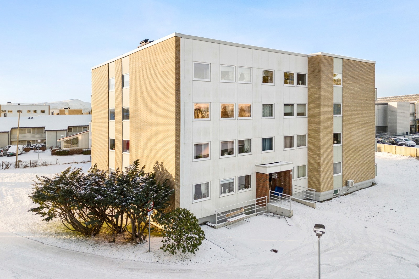 Inngangsparti mot øst. Fasade og vinduer fornyet i 2006-2007. Legg merke til at fellesrom i underetasjen har varmepumper. Galleribilde