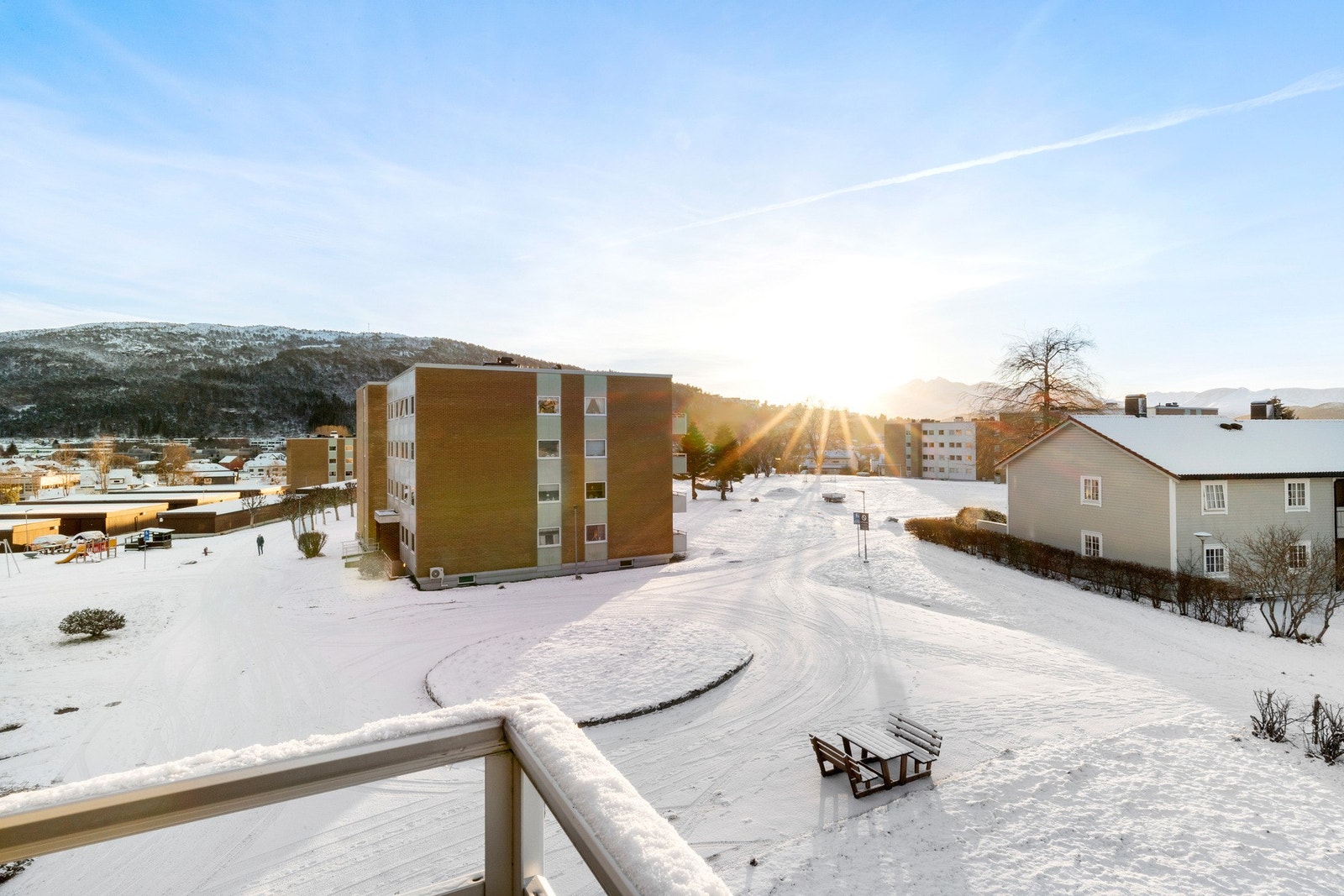 Vintersolen i sørvest. Dersom du ønsker å spasere til Moa kjøpesenter er dette gjort på få minutter fra blokken. Galleribilde
