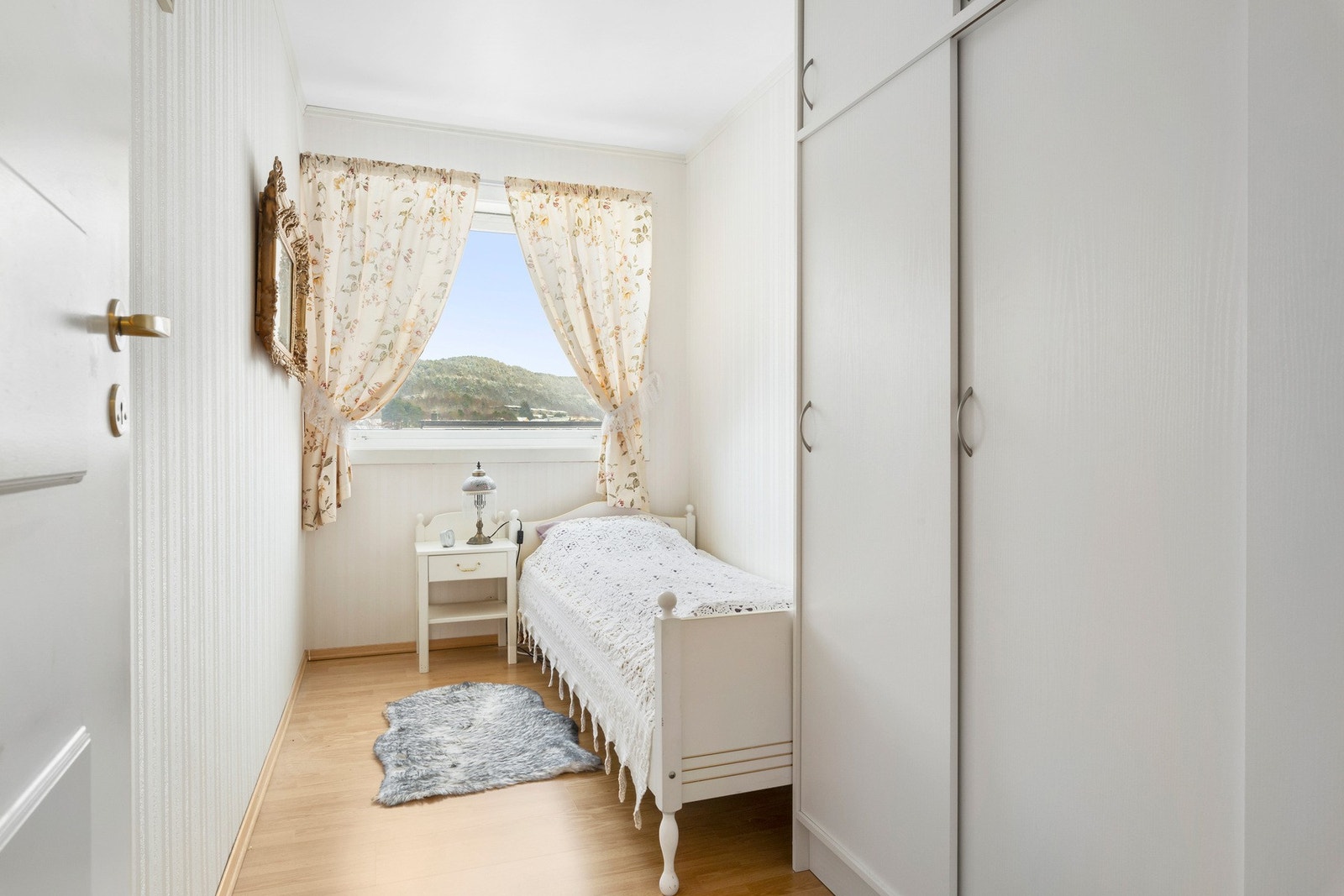 Tapetserte overflater er i stor grad fra ca 2016 og leiligheten fremstår som godt ivaretatt. Galleribilde