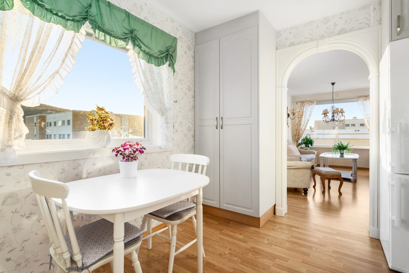 Legg merke til det praktiske høyskapet på kjøkkenet Galleribilde