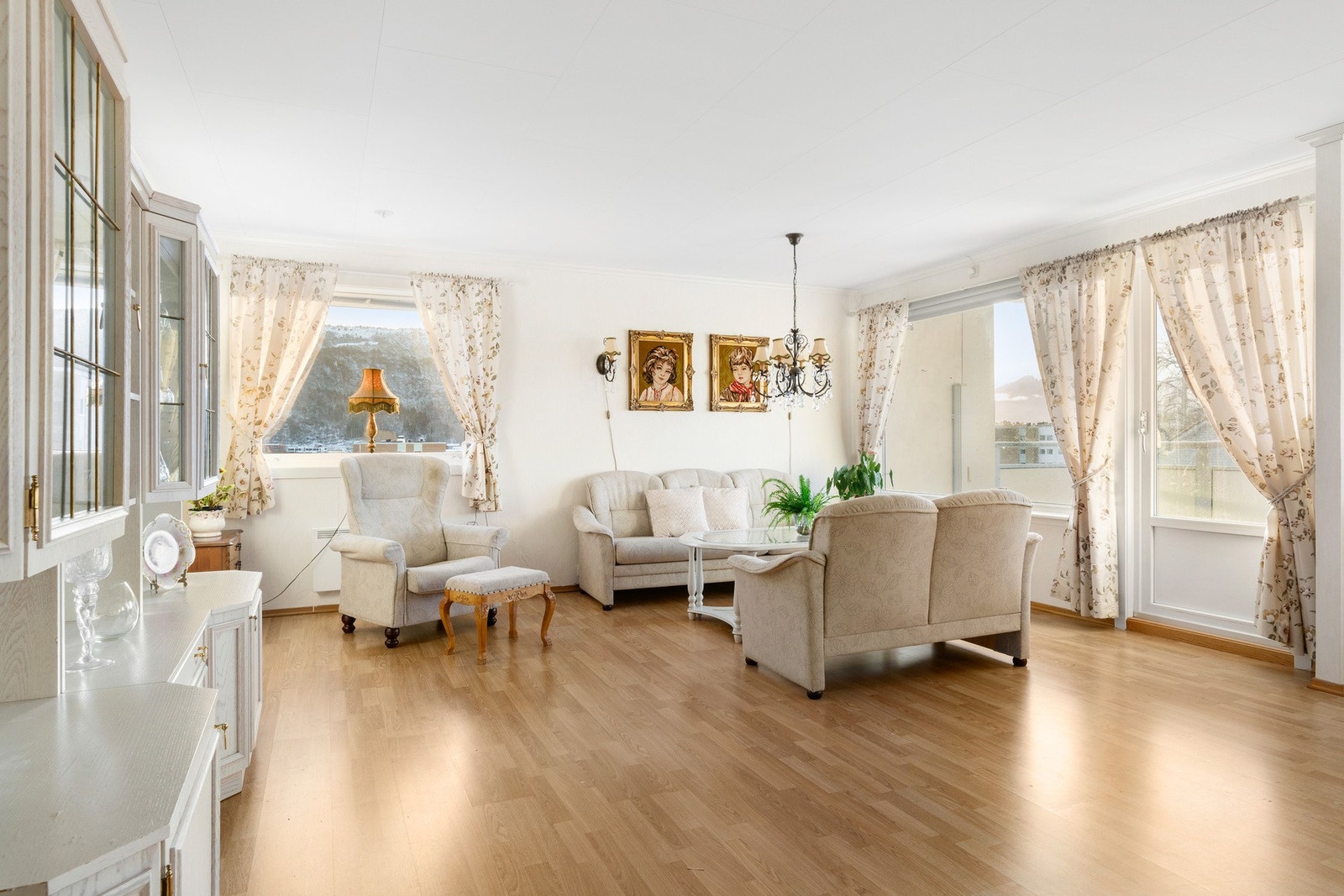 Man har utgang til veranda fra stue. NB - taklampe medfølger ikke. Galleribilde