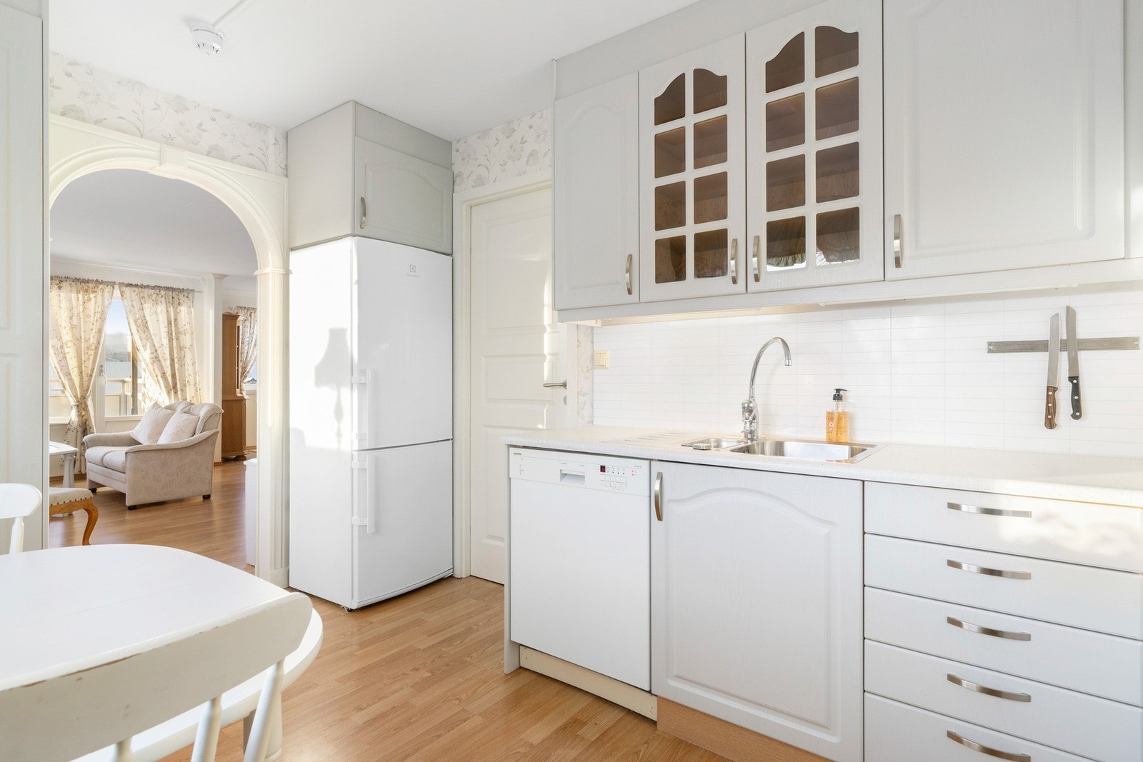 I tilknytning til kjøkken finnes praktisk vaskerom/bod/grovkjøkken- se mer på plantegning og på eget bilde. Galleribilde