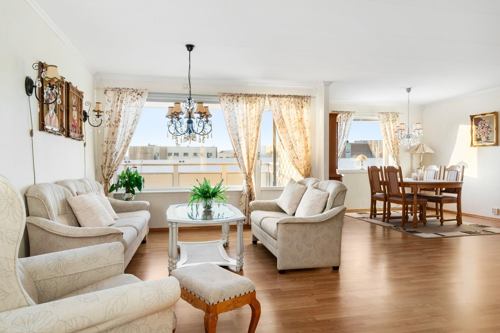 Romslig stue som har utgang til vestvendt veranda. Legg merke til de gode lysforholdene. Galleribilde