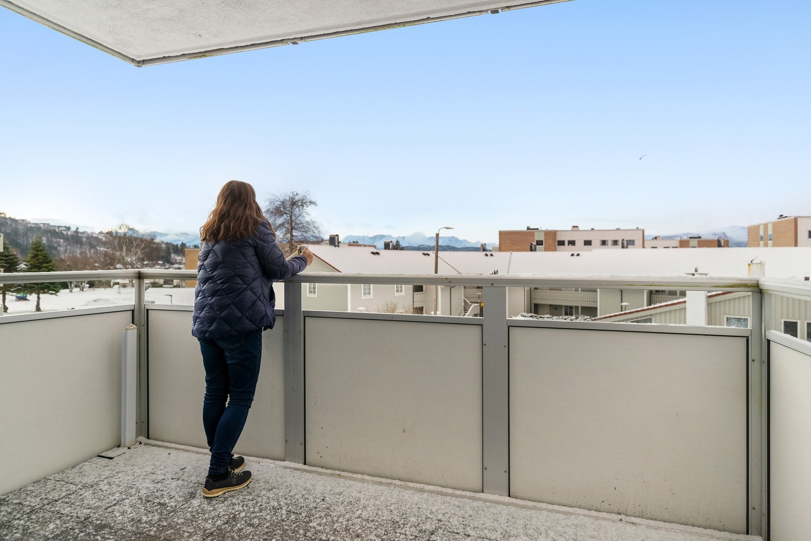 På Østre Aspehaug 9 kan du nyte utsikten og frisk luft fra egen veranda Galleribilde