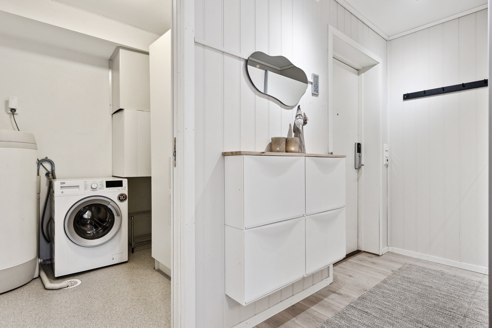 Fra entréen har man tilgang til et 4 m² stort separat vaskerom. Galleribilde