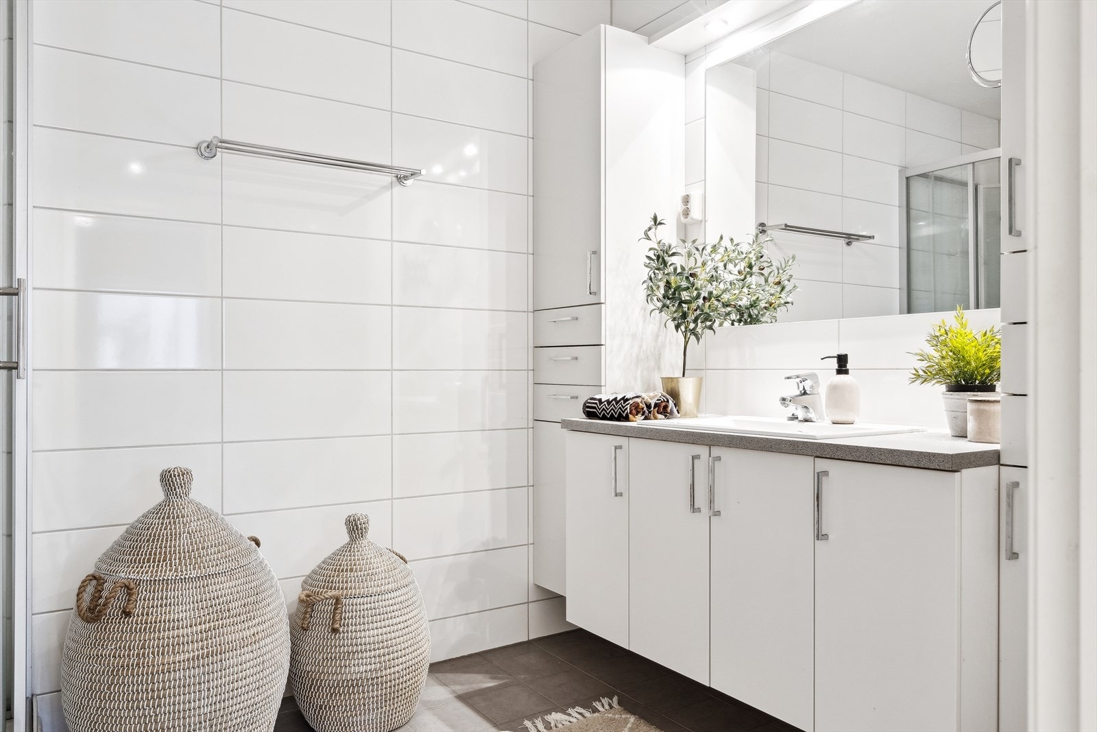 Badet er på 6m² , har fått TG 1 av takstamann og har god oppbevaringsplass i en stilren innredning. Galleribilde