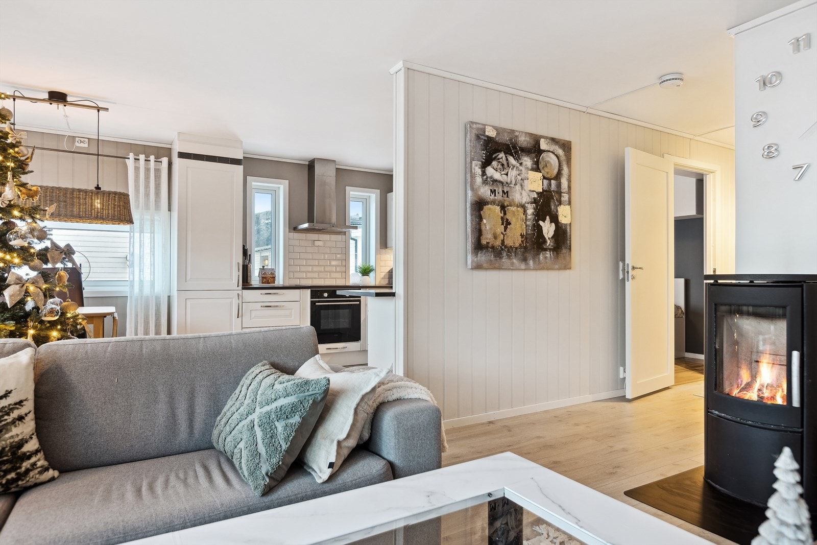 I stuen er det en peisovn som byr på ekstra hygge og varme på kaldere dager. Galleribilde