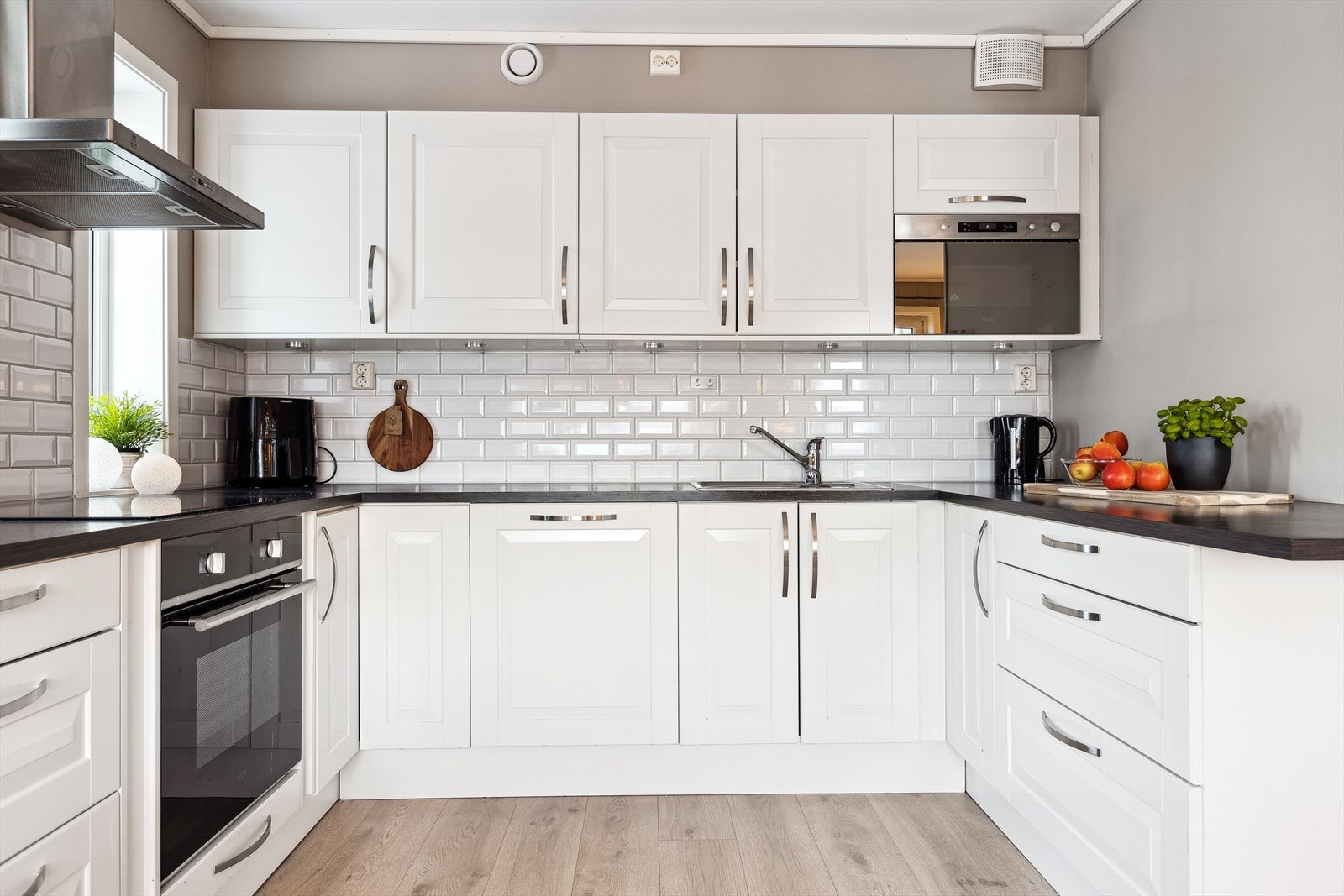 Kjøkkenet har et moderne design, og innbyr til kokkelering med langstrakte benkeflater og gode løsninger Galleribilde