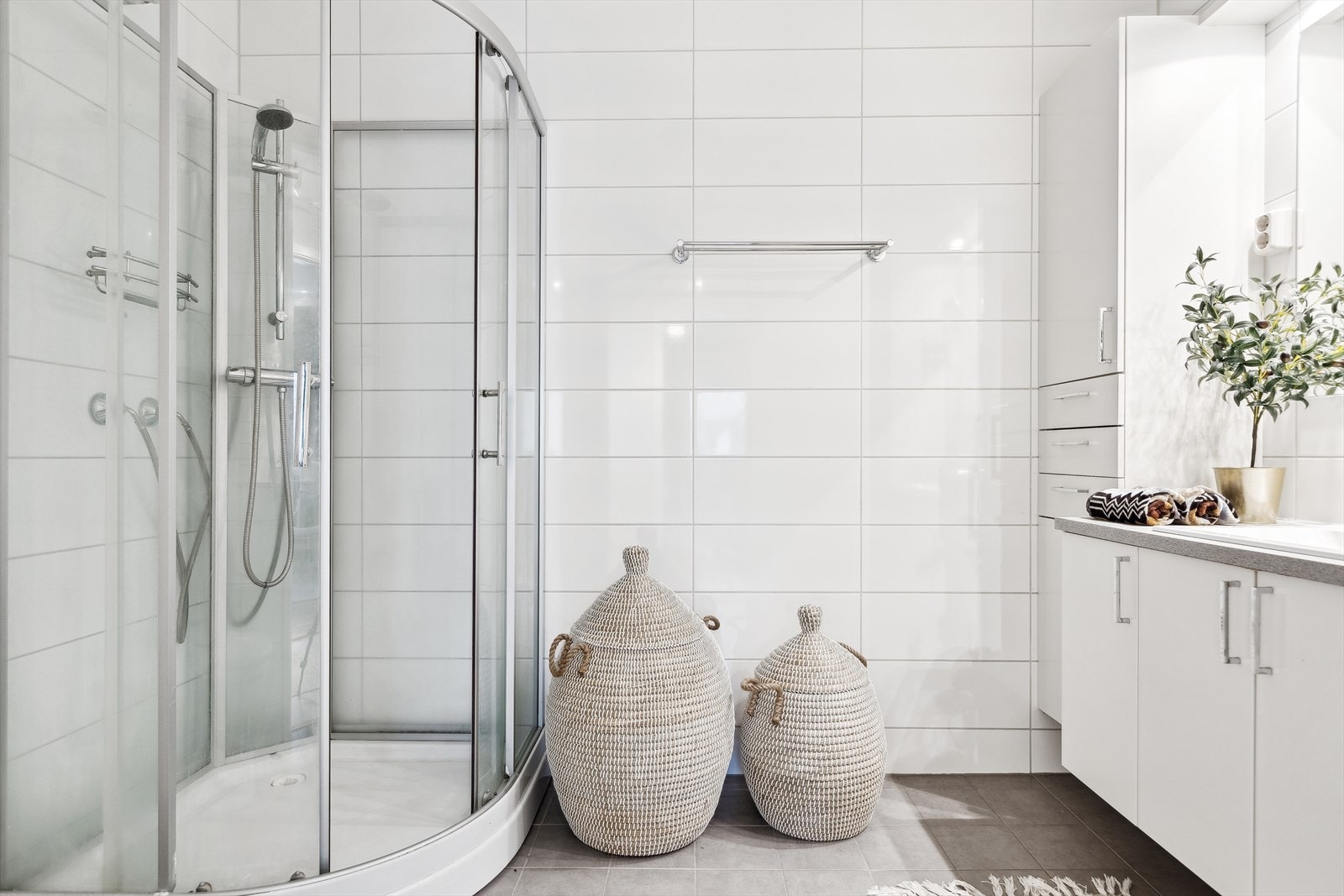 Badet er helfliset, samt utstyrt med mekanisk avtrekk og elektrisk gulvvarme. Galleribilde