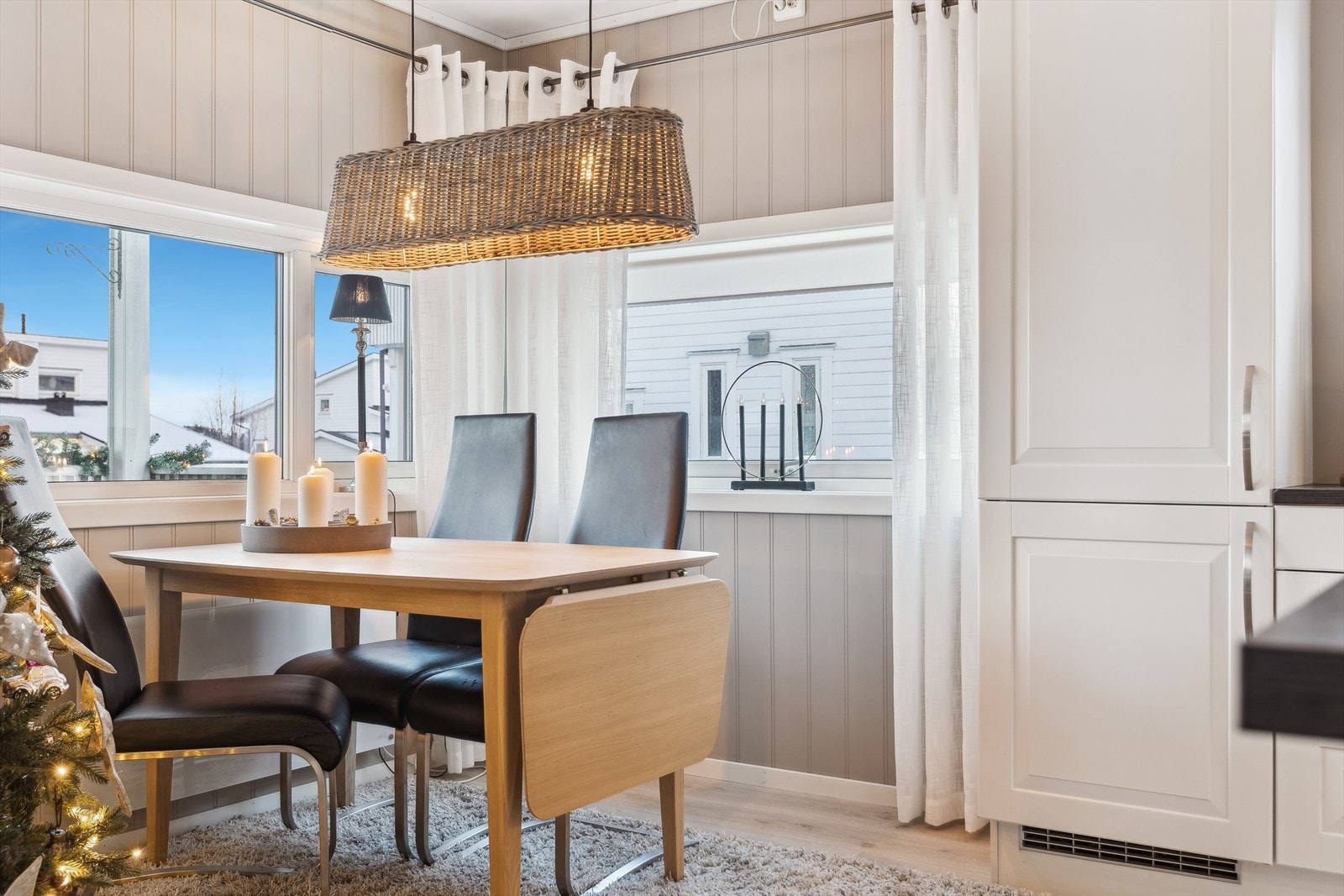 Ved kjøkkensonen er det fin plass til spisebord for små og store anledninger. Galleribilde