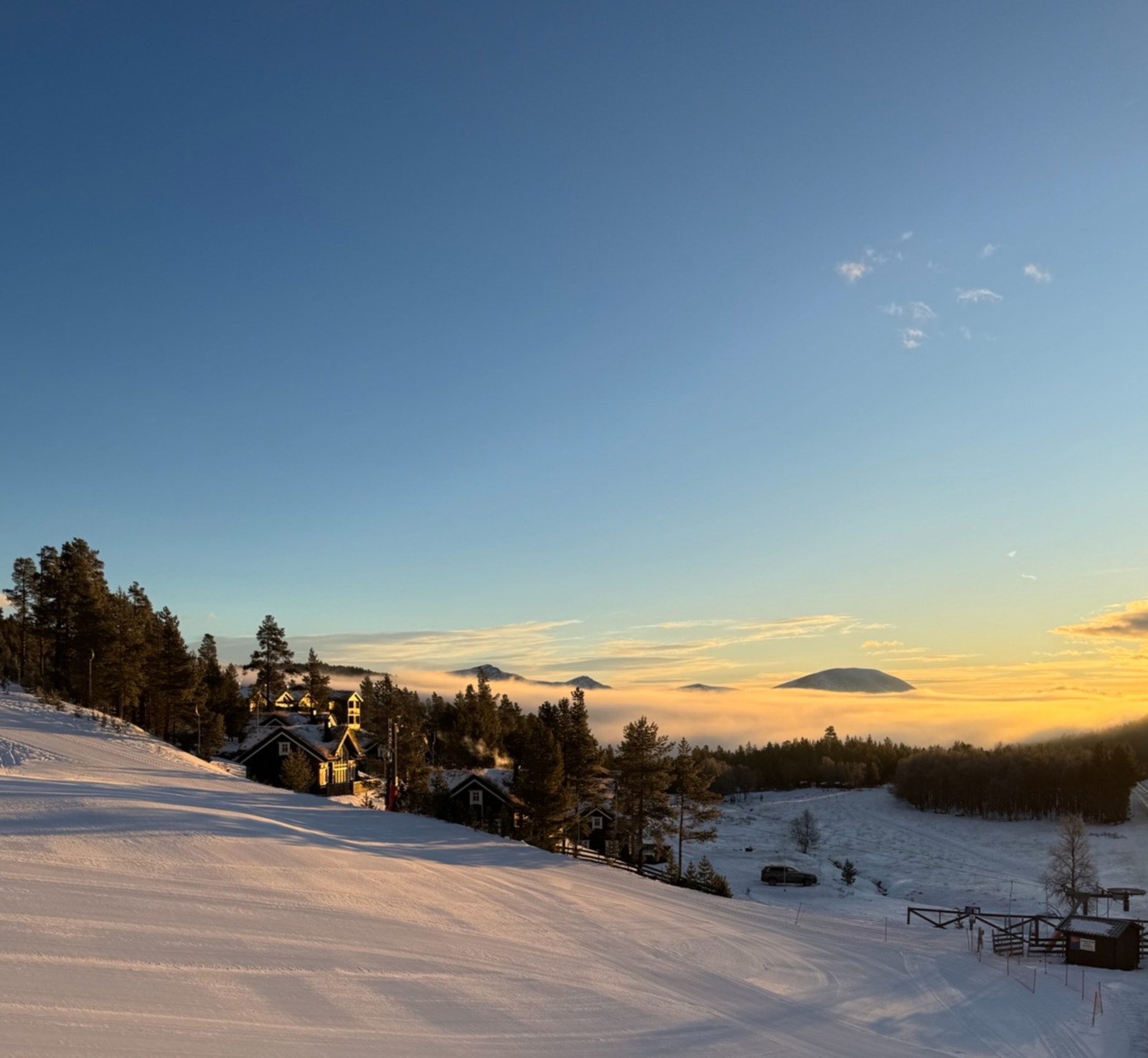 Foto fra Lemonsjøen alpinsenter mot sør og Heidalsmuen i det fjerne Galleribilde