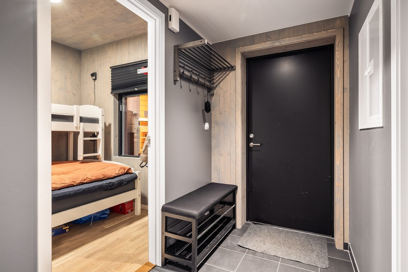 Leiligheten ligger i 2.etasje. Her kommer en inn i en lys og trivelig gang med flislagt gulv, og underliggende vannbåren varme Galleribilde