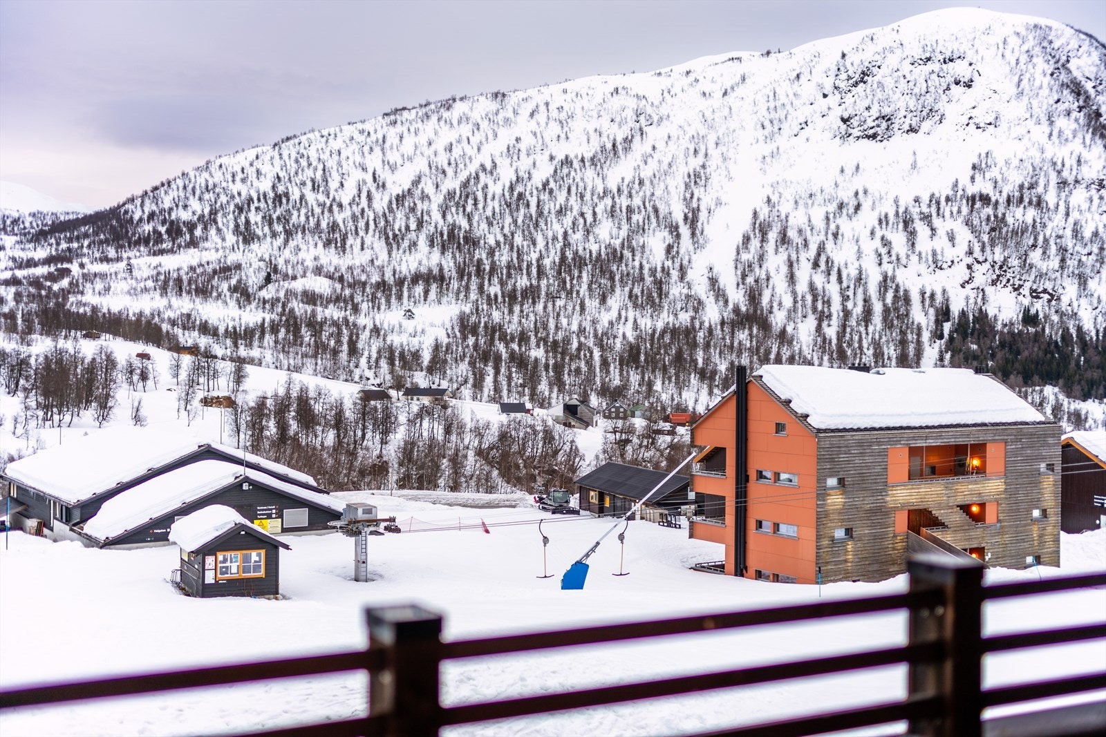 Balkongen har pene sol- og utsiktsforhold Galleribilde