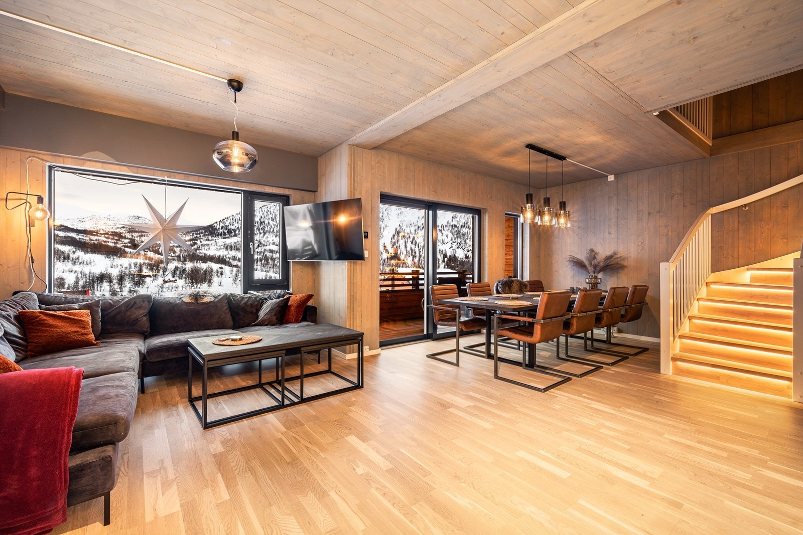 Store vindusflater som slipper inn mye naturlig lys og dermed bidrar til et lyst og luftig inntrykk Galleribilde