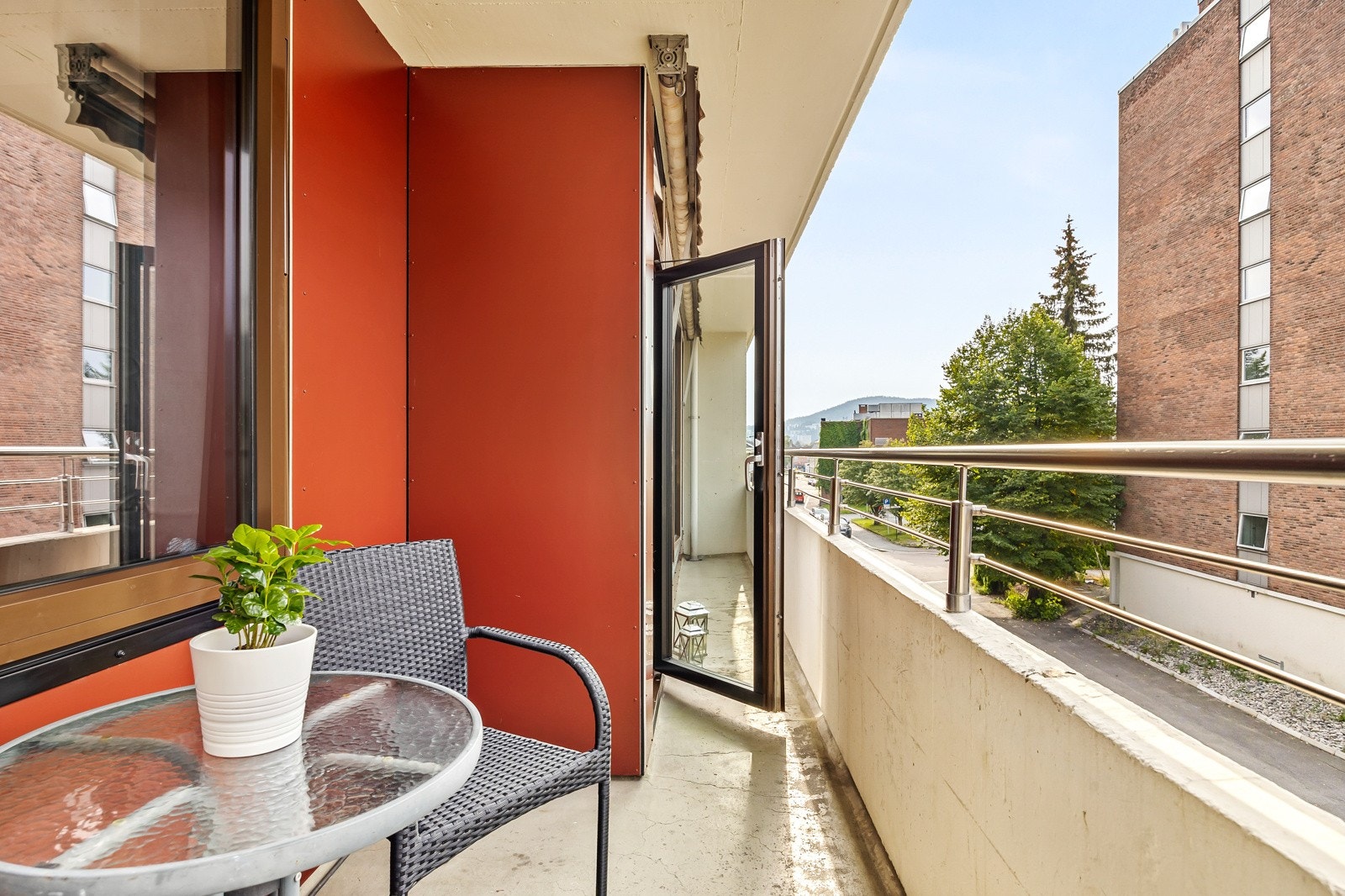 Sydvendt og overbygd balkong på ca. 7 m² med plass til møblement. Galleribilde