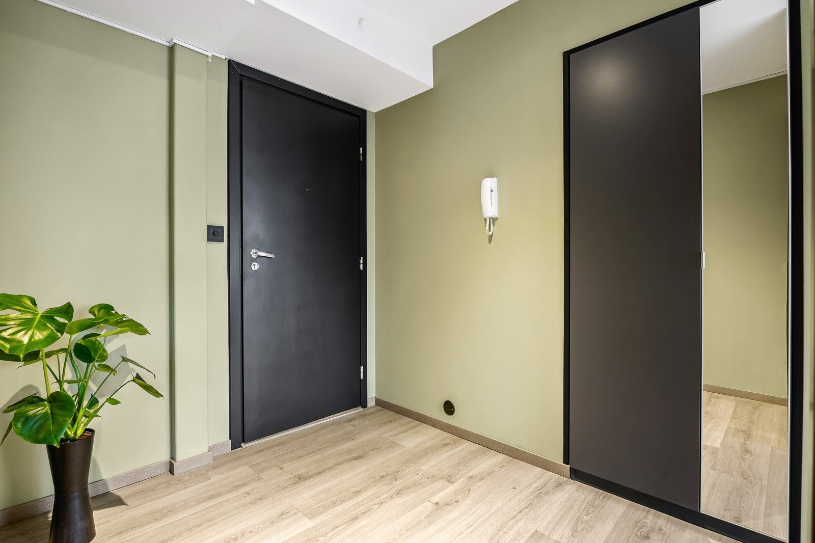 Romslig entré med skap for yttertøyet. Galleribilde