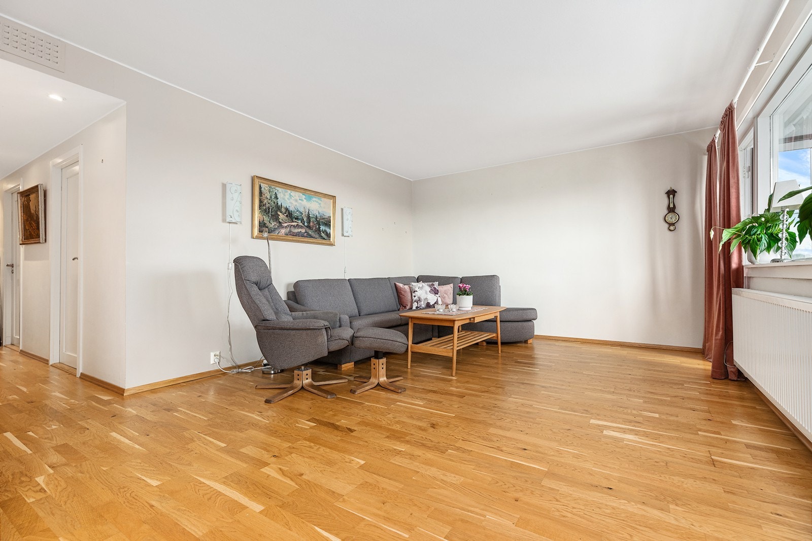 Stue av god størrelse med plass til ulike møbleringsmuligheter. Leiligheten varmes opp via radiatorer Galleribilde