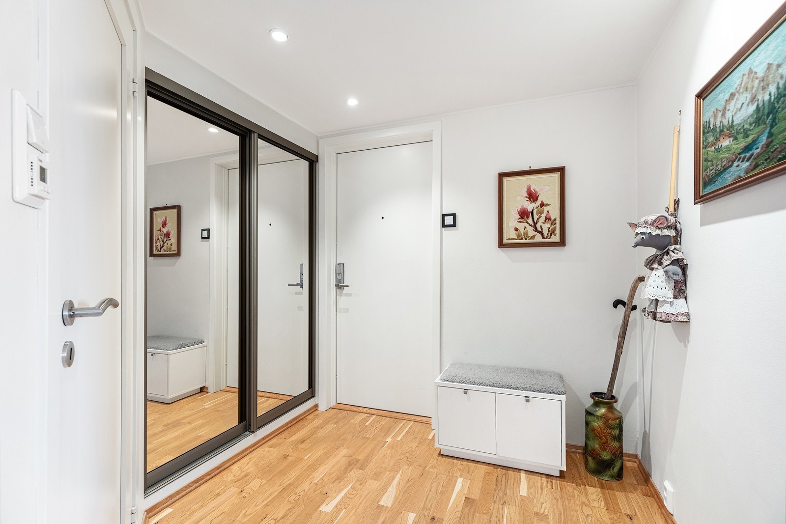 Lys og romslig entré/gang med stor skyvedørsgarderobe Galleribilde