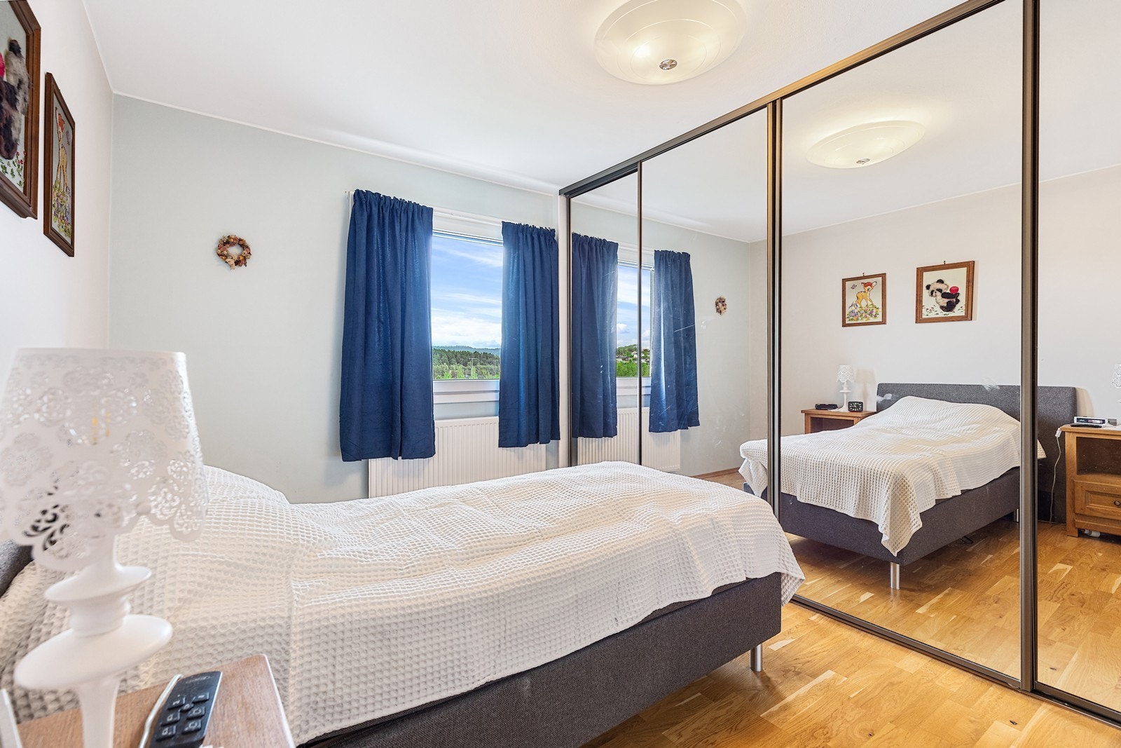 Soverom I med plass til dobbeltseng og nattbord på begge sider. Store skyvedørsgarderobe med speilfronter Galleribilde