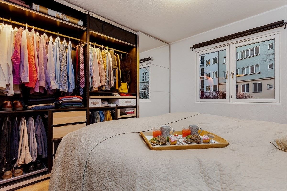 Skyvedørsgarderobe på hovedsoverom Galleribilde