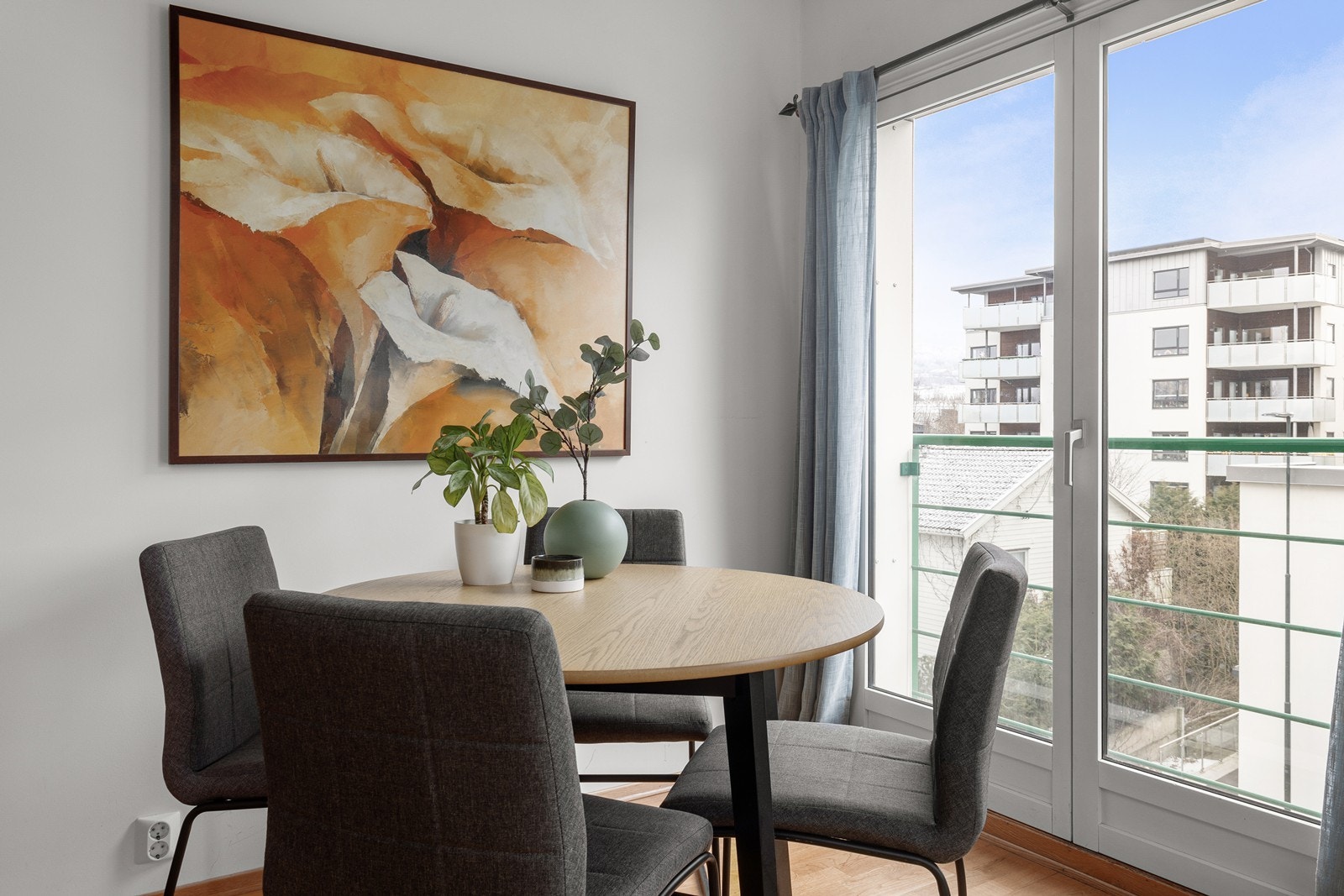 Naturlig plass for spisegruppe i stuen, ved den franske balkongen Galleribilde
