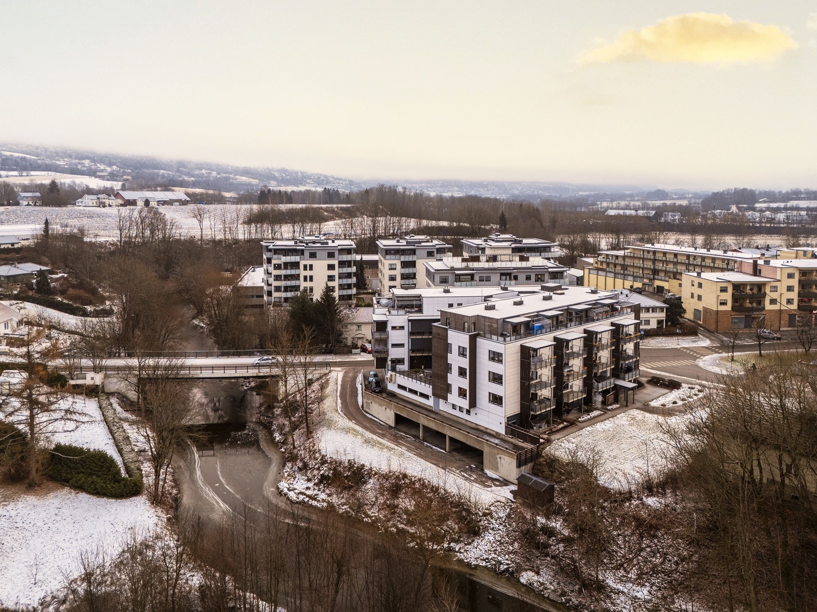 Bygget er fra 2007 og har felles oppholdsområde ute i 2. etasje - Innenfor 300 meter finner du Rema 1000 og Kiwi dagligvare Galleribilde