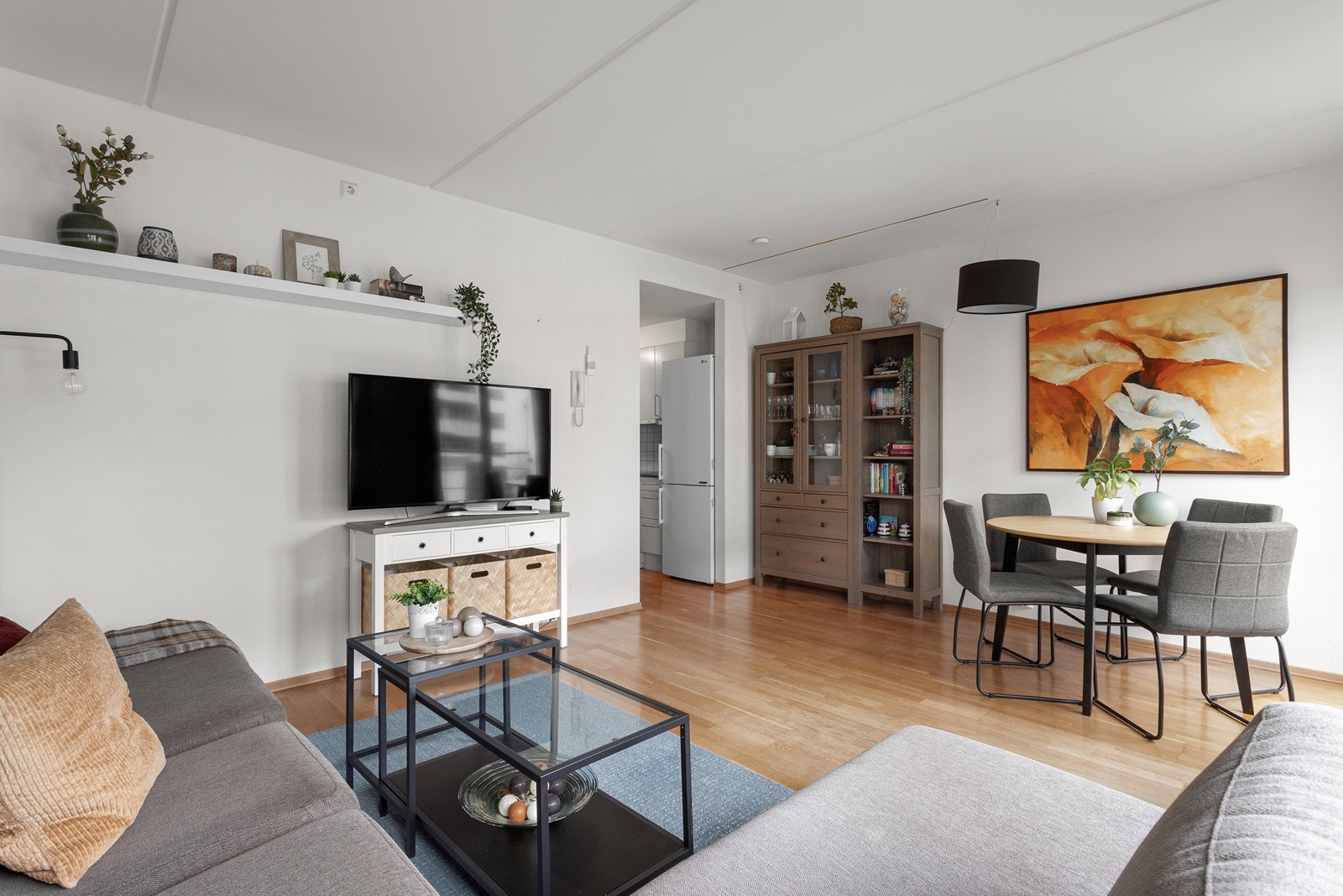 Lys stue med plass for sofagruppe og tilhørende tv-møblement. Callinganlegg montert på vegg Galleribilde