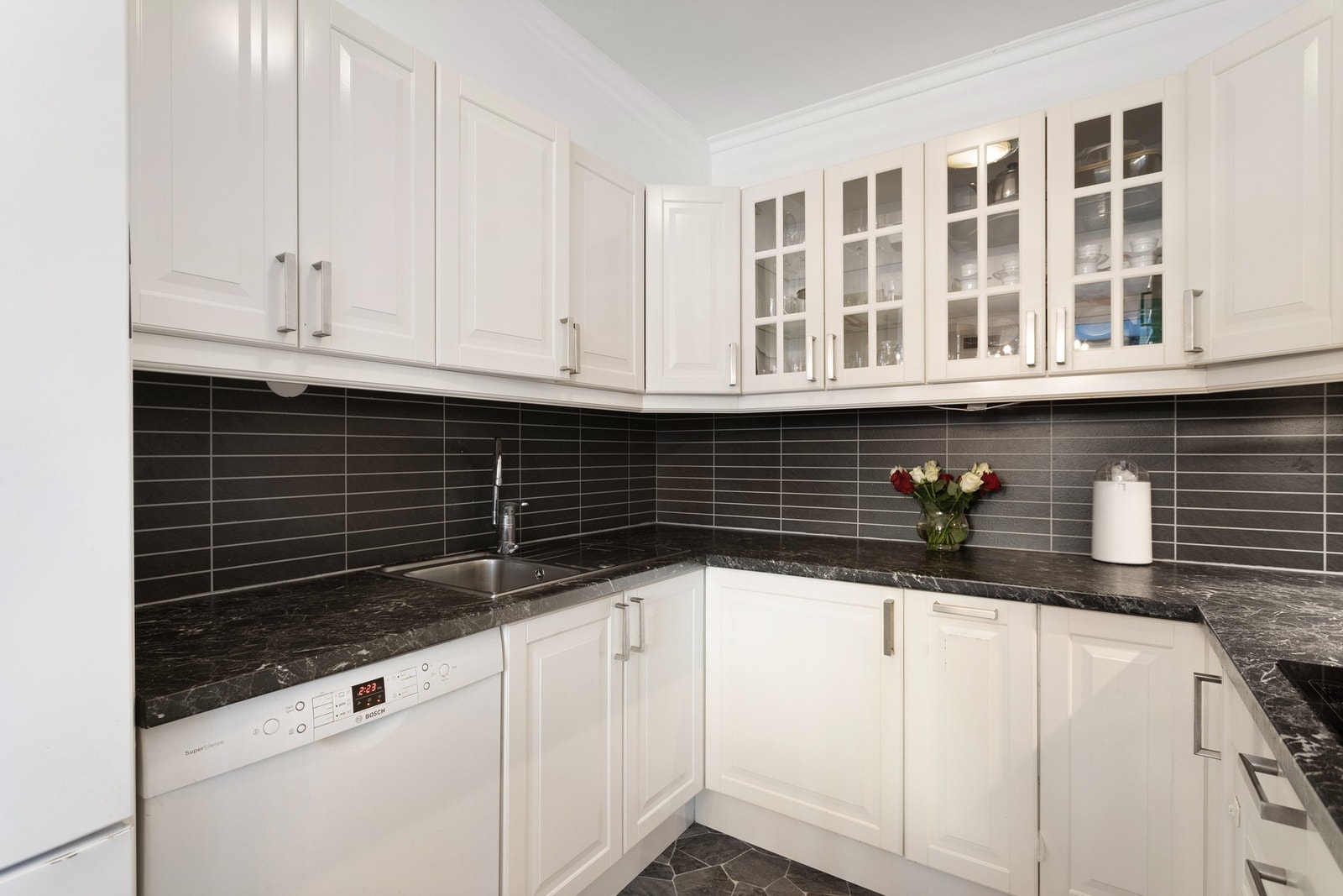 Kjøkkenventilator med utkast til felles luftekanal ledet over tak. Kjøkkenet har blitt vurder ttil TG 1 av takstmann. Galleribilde