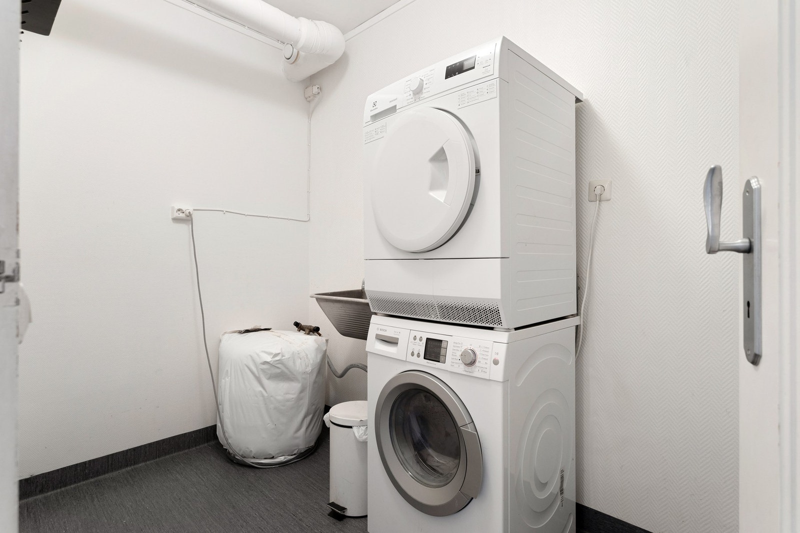 Eget vaskerom med god plass til vaskemaskin og tørketrommel. Utstyrt med utslagsvask og varmtvannsbereder. Galleribilde
