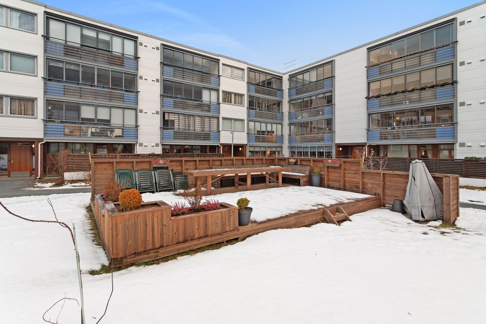 Fredelig tun med gode muligheter for sosiale sammenkomster. Galleribilde