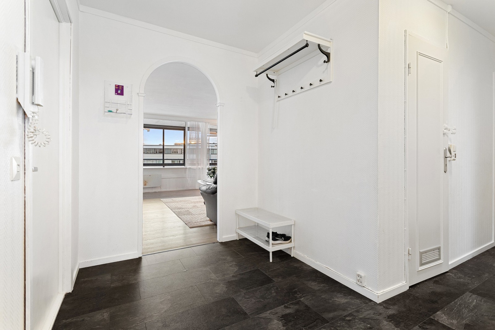 Innbydende entré med god plass til oppheng av yttertøy. Galleribilde