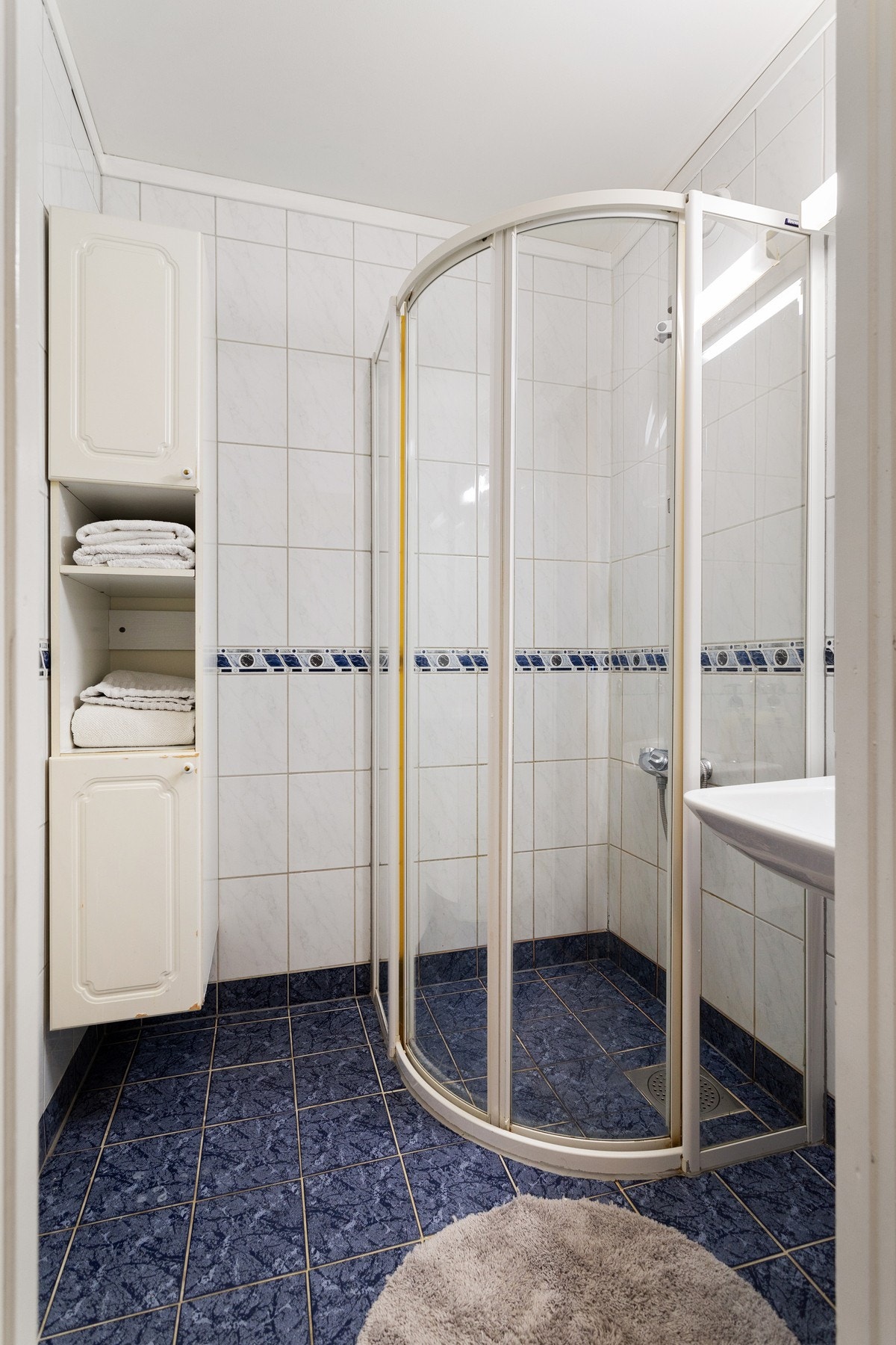 Flislagt bad med varmekabler i gulvet. Galleribilde