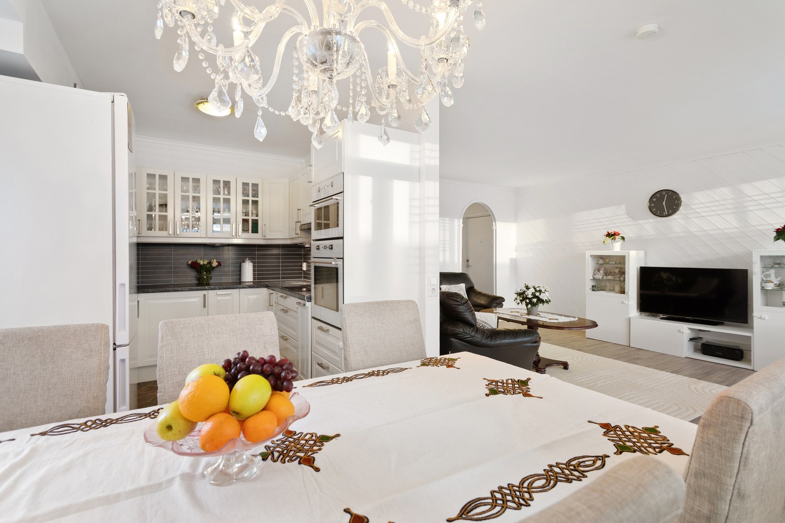 Mellom stue og kjøkken er det plass til et koselig spisebord for sosiale sammenkomster. Galleribilde