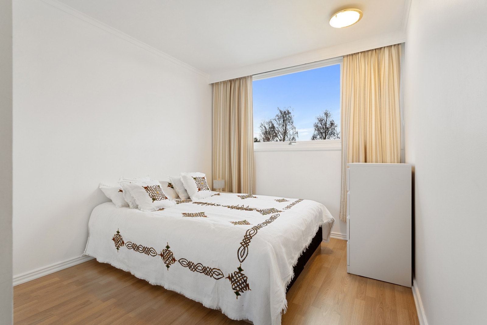 God plass til dobbeltseng og skrivebord. Galleribilde