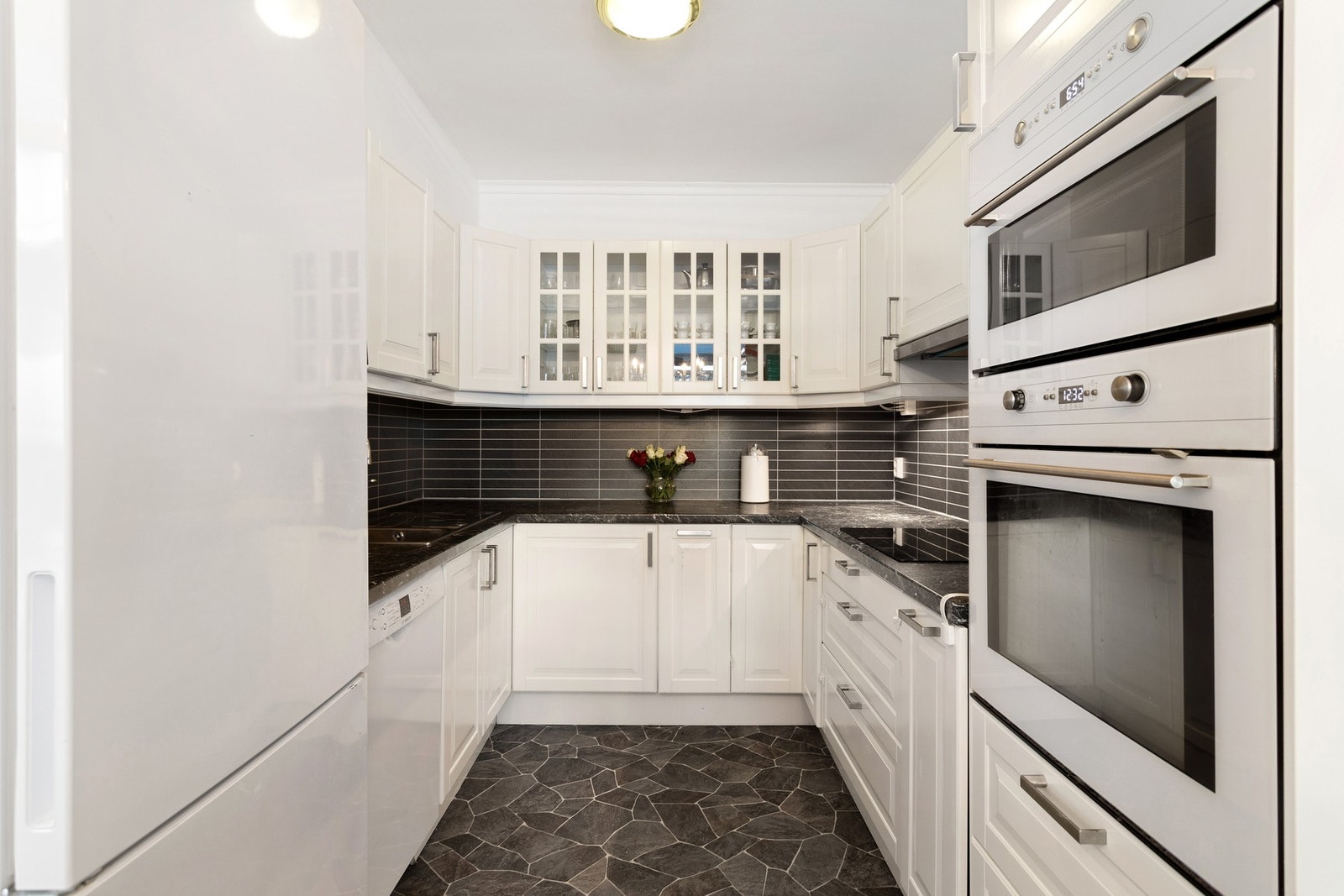 Rikelig med både skap- og benkeplass. Galleribilde