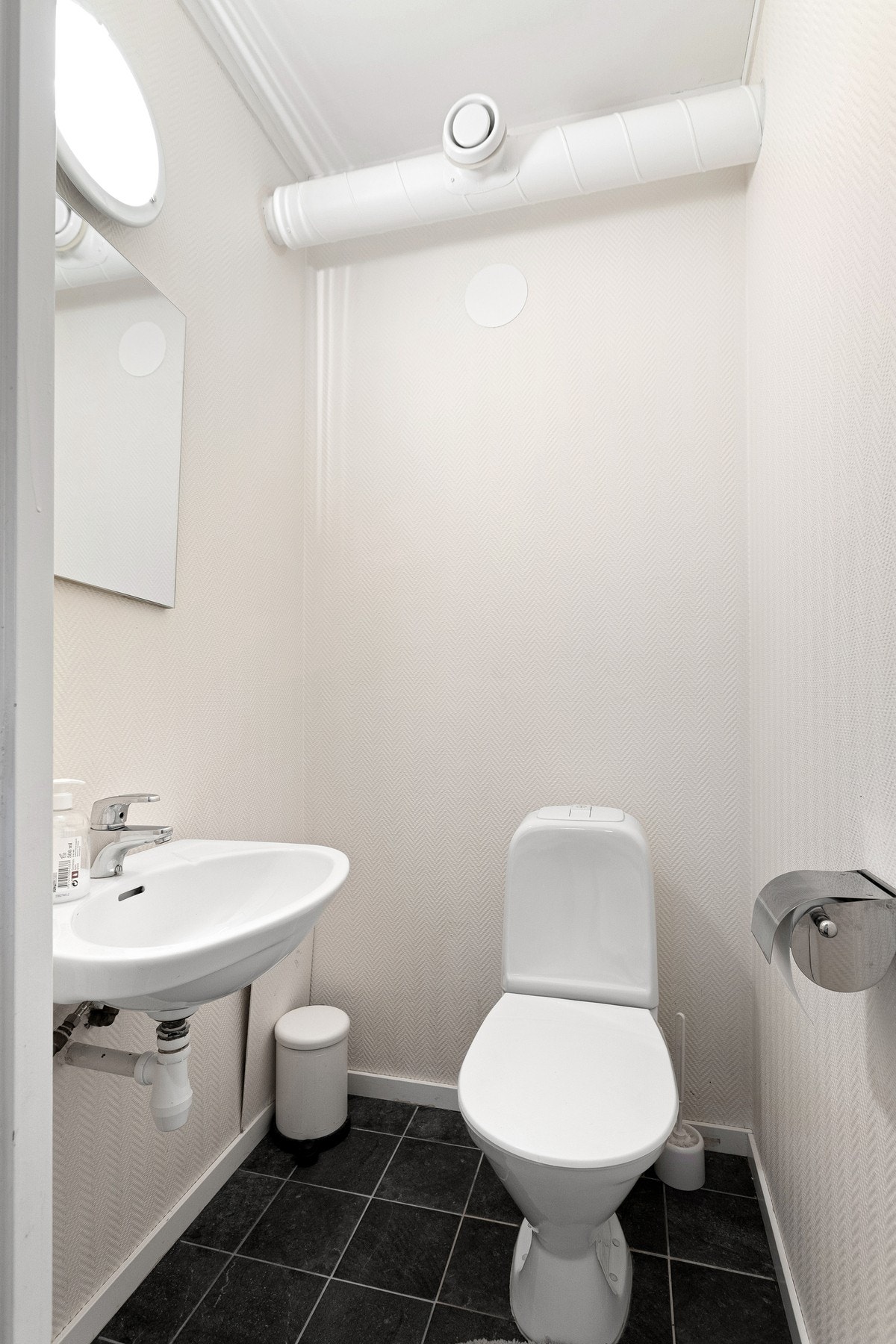 Praktisk separat toalettrom med fliser på gulv. Galleribilde