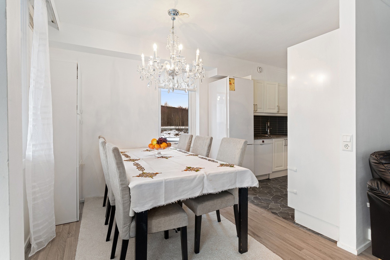 De store vindusflatene samt endebeliggenhet sørger for rikelig med naturlig lysinnslipp. Galleribilde