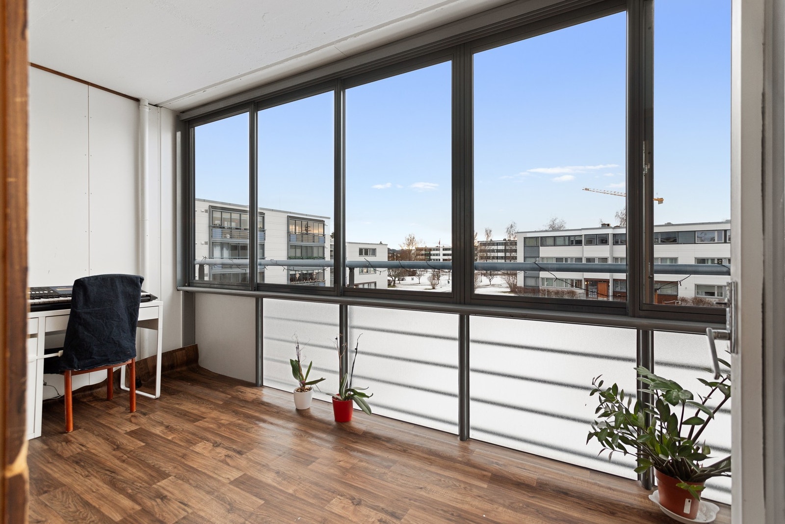 Balkongen er innglasset, noe som gjør det til en naturlig forlengelse av stuen. Galleribilde