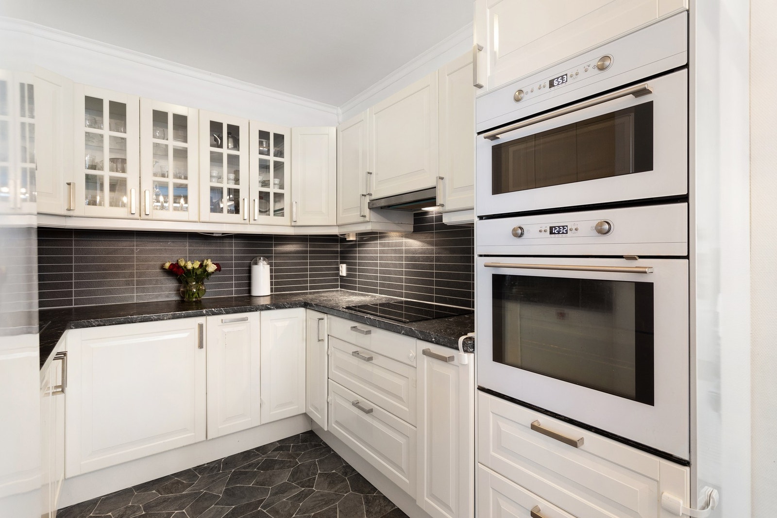 Stilrent kjøkken fra 2011 med integrert stekeovn, platetopp og mikroovn. Galleribilde